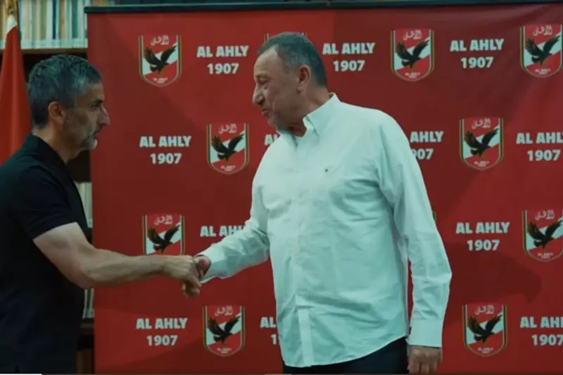 اجتماع مع الخطيب وجولة في التتش: الظهور الأول لريبييرو في الأهلي (صور وفيديو)