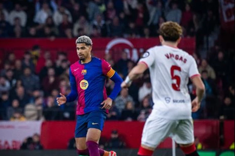 برشلونة يتمسك بمدافعه أراوخو ويرفض رحيله في الصيف