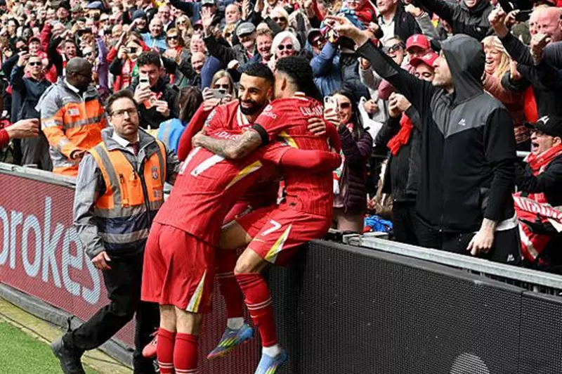 بوجود ثلاثي ليفربول: محمد صلاح يتألق في صدارة جماهير الدوري الإنجليزي