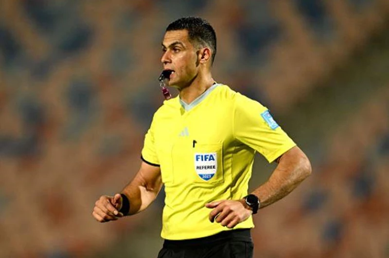معروف يتولى إدارة مباراة بيراميدز وسيراميكا في صراع لقب الدوري