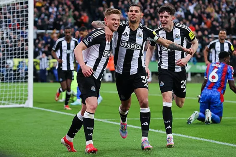 نيوكاسل يسعى للتعاقد مع جويهي ومبيومو كأولى صفقاته الصيفية