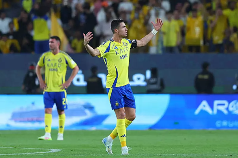 هل ينضم رونالدو إلى الهلال بعقد قصير الأمد؟