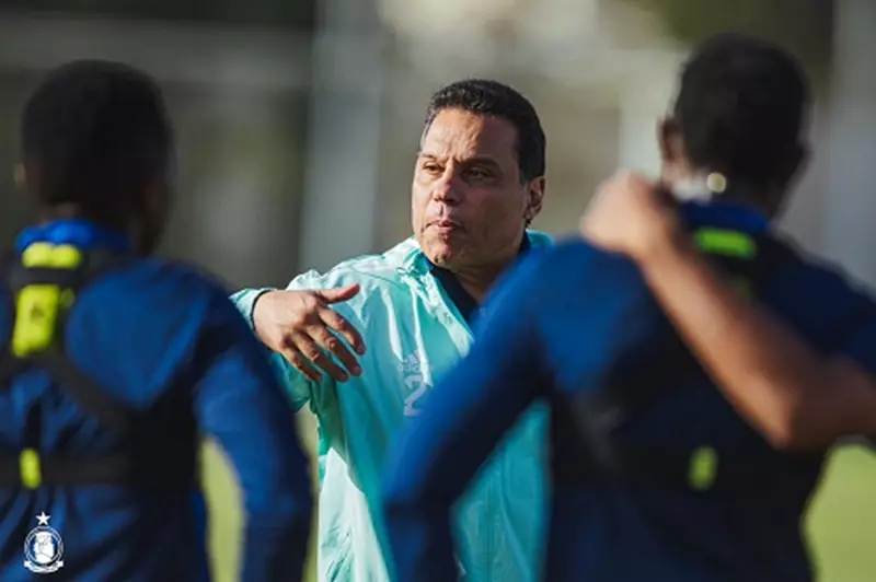 أهلي طرابلس يطالب بتحقيق عاجل في حادثة الاعتداء على الجهاز الفني واللاعبين بحضور البدري