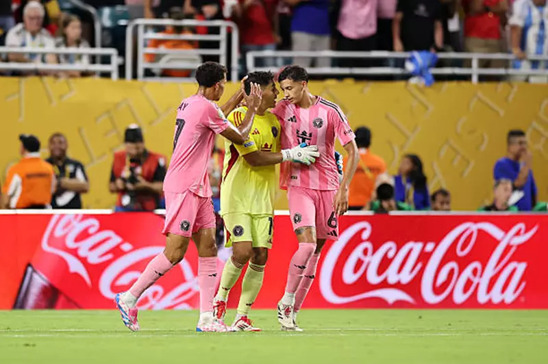 أوستاري يتألق أمام الأهلي ويتصدى لثماني تسديدات ويحرمهم من الفوز الأول بكأس العالم للأندية