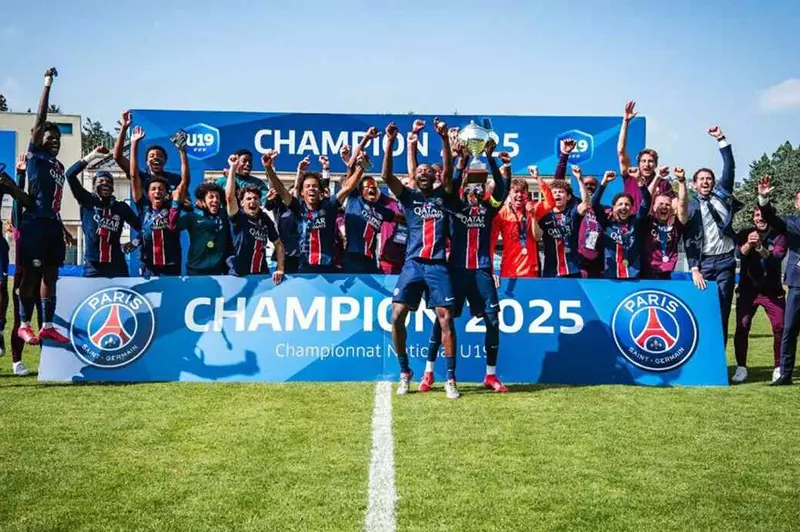 باريس سان جيرمان يتوج بلقب الدوري الفرنسي تحت 19 عاماً مع أبو الناي في الصفوف
