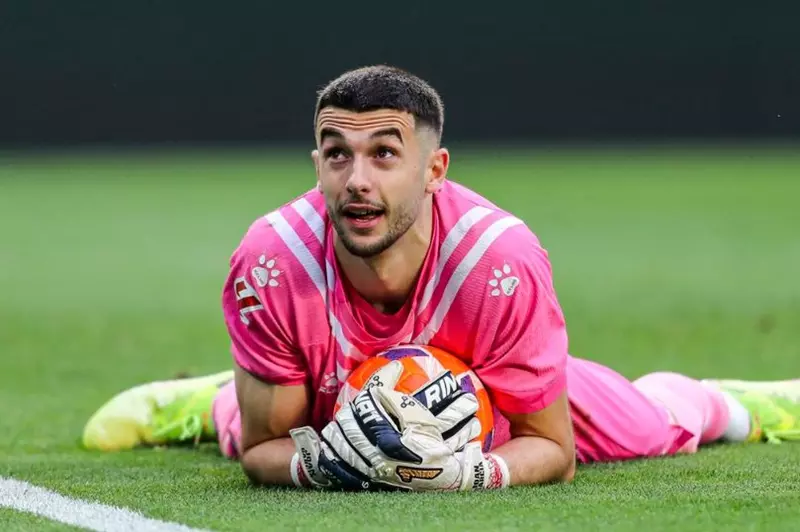 برشلونة يستثمر 25 مليون يورو لتفعيل شرط جارسيا ويخلق جدلاً في مركز حراسة المرمى