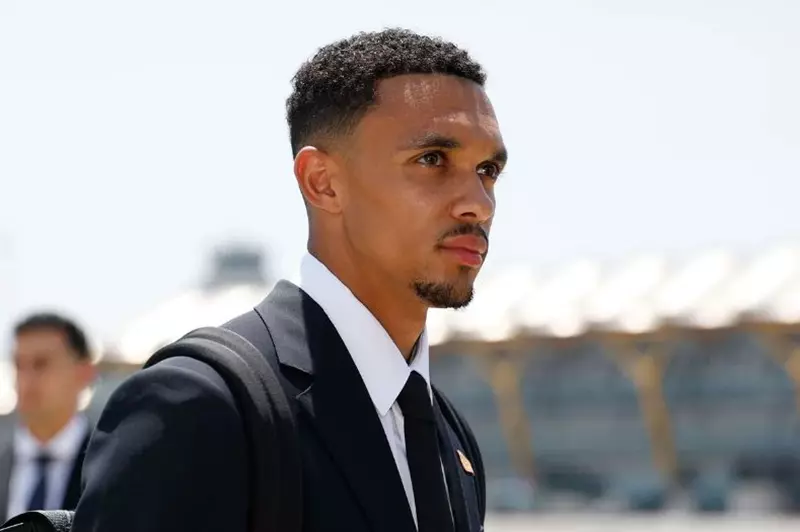 بعثة ريال مدريد تتوجه إلى الولايات المتحدة للمشاركة في كأس العالم للأندية (صور)