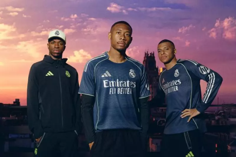 بلمسة سحرية من ليالي البرنابيو: ريال مدريد يكشف النقاب عن تصميم قميصه الاحتياطي لموسم 2025-2026