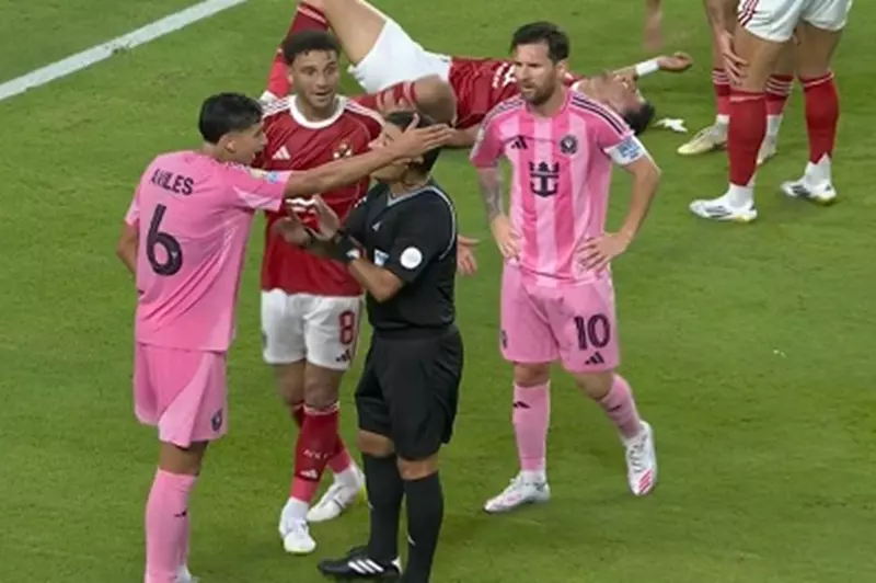 تحليل احترافي: هل كان طرد لاعب إنتر ميامي بسبب تهور تريزيجيه أمام الأهلي مبررًا؟ (صور)
