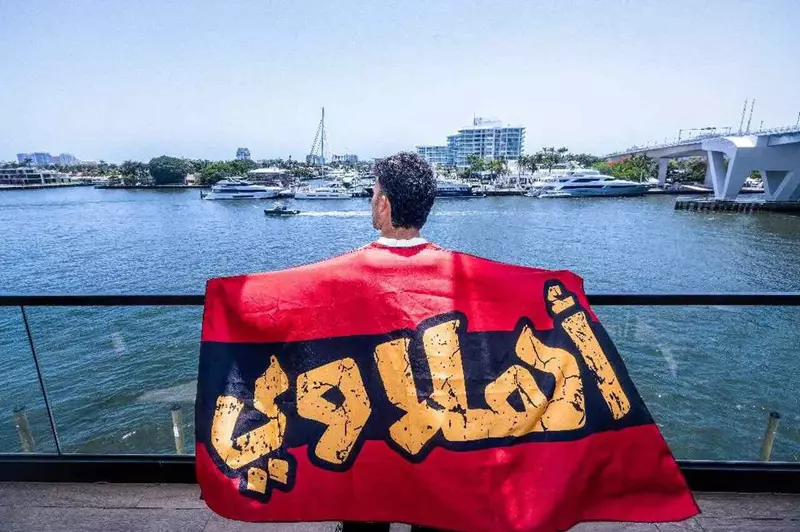 “جولة فوتوغرافية مبتكرة: الأهلي يكشف عن زيزو في أجواء شاطئ ميامي” (صور)