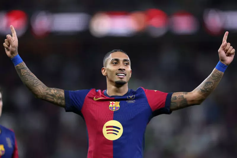 رافينيا يُتوج بلقب أفضل لاعب في الدوري الإسباني لموسم 2024/2025