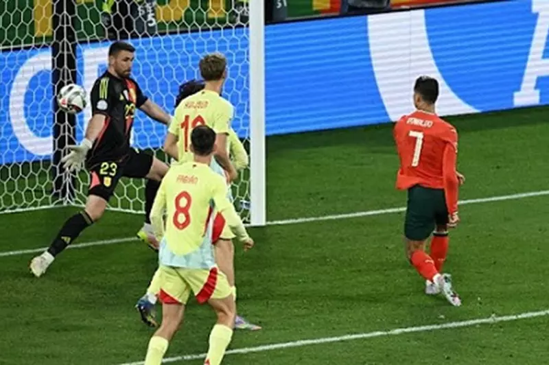 رونالدو يتألق في دوري أمم أوروبا بتسجيله هدفًا أمام إسبانيا: شاهد الفيديو