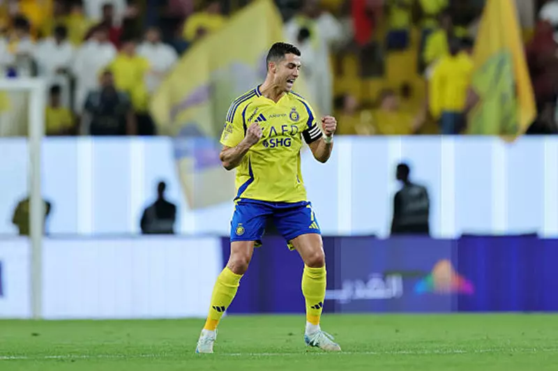 صباح أوروبي مثير: رونالدو يشعل الجدل، استراتيجيات ليفربول المستقبلية، ورحيل إنزاجي المدير الفني