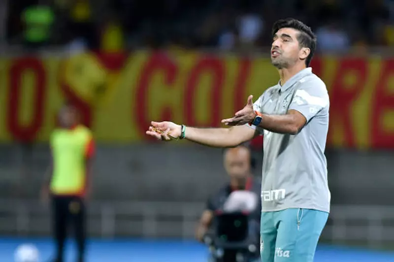 مدرب بالميراس يعبر عن استيائه في مواجهة مع مصور وصحفي قبل انطلاق كأس العالم للأندية